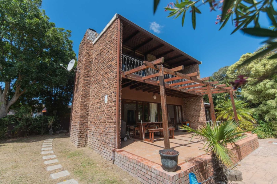 8 Bedroom Property for Sale in Summerstrand Eastern Cape